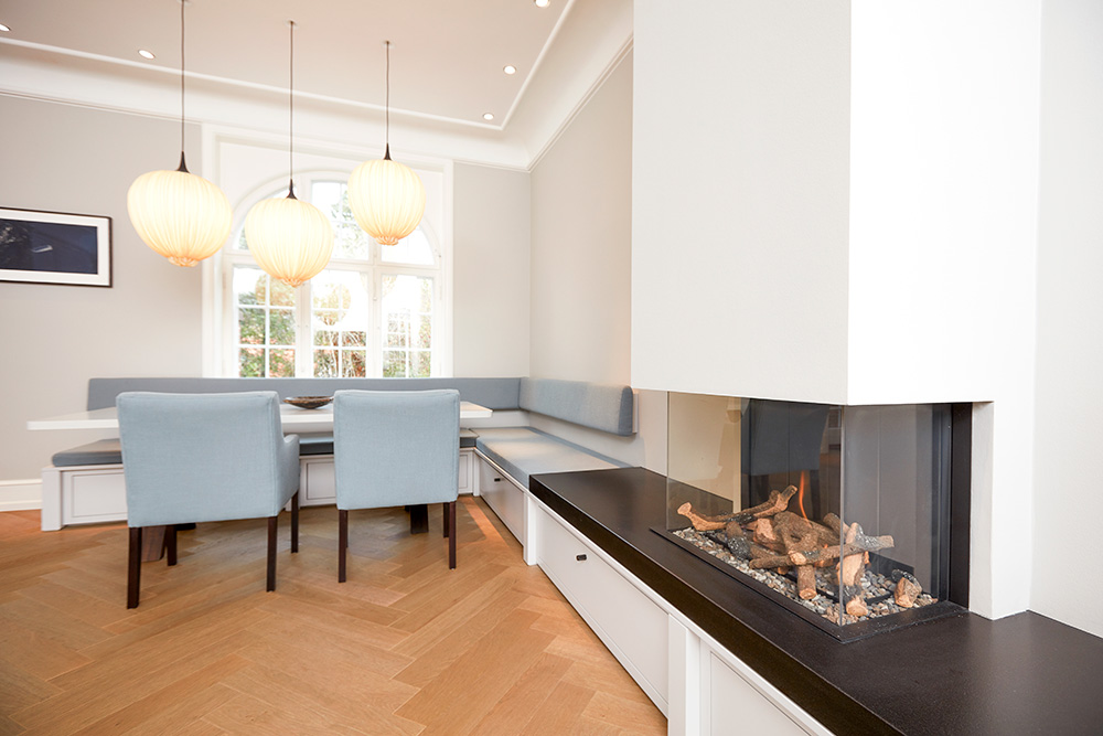 Den indbyggede pejs er specialdesignet til køkken/alrum og holder en fin balance mellem det klassiske og det moderne.