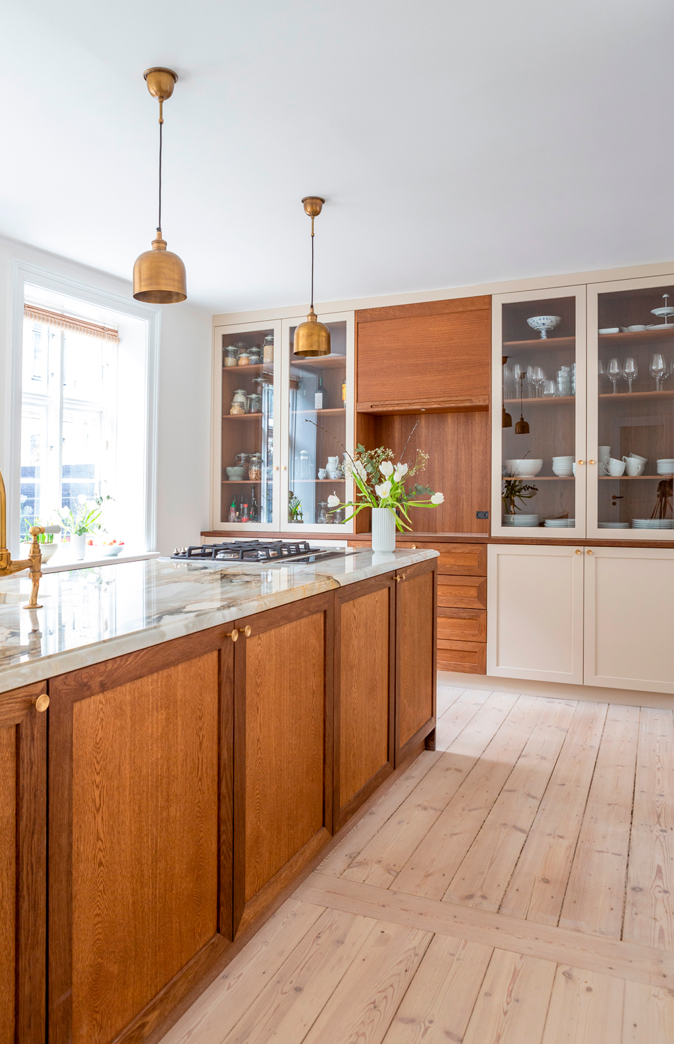 Køkkenø med marmor bordplade